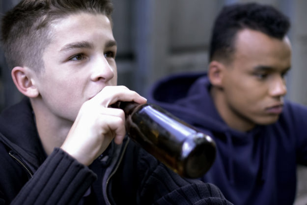 AdobeStock_245215590 teen addiction